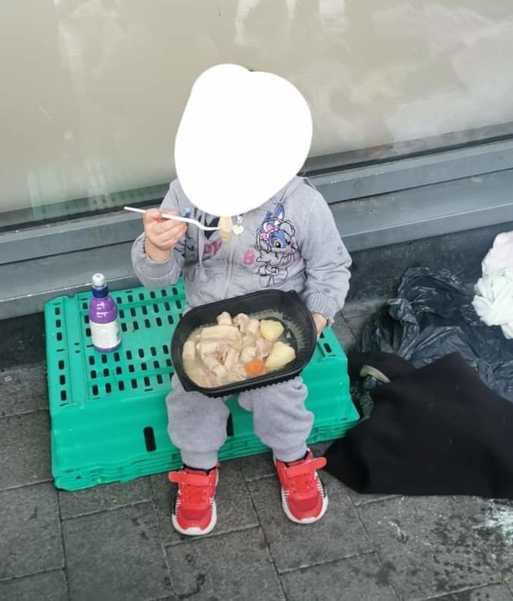 La cena de una niña de cuatro años en una calle de Dublín que avergüenza a Irlanda