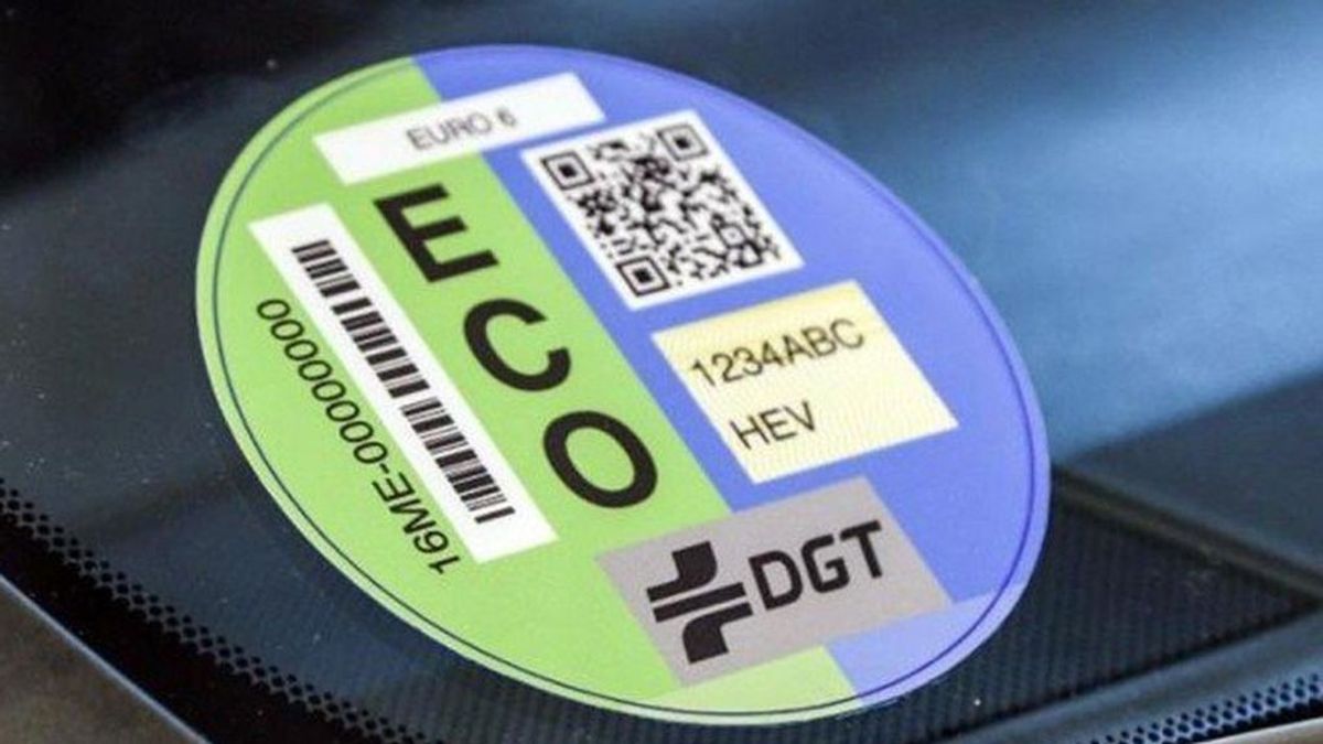 Ecologistas piden a la DGT eliminar la etiqueta ECO y que el resto refleje la emisión real de CO2 Ecologistas piden a la DGT eliminar la etiqueta ECO y que el resto refleje la emisión real de CO2