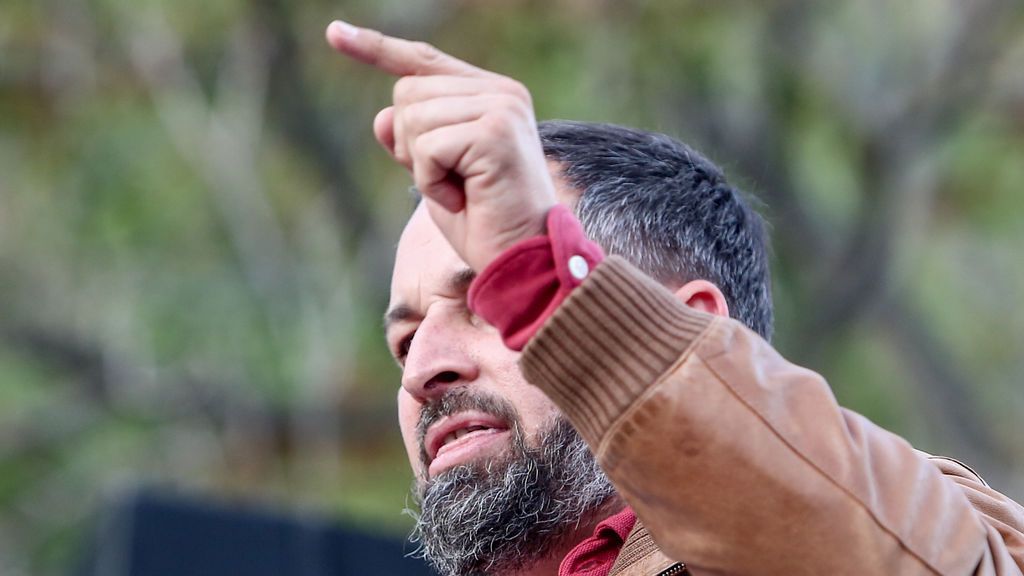 Abascal anima a sus simpatizantes a defenderse de las agresiones tras las piedras lanzadas en un mitin en Navalcarnero Abascal anima a sus simpatizantes a defenderse de las agresiones tras las piedras lanzadas en un mitin en Navalcarnero
