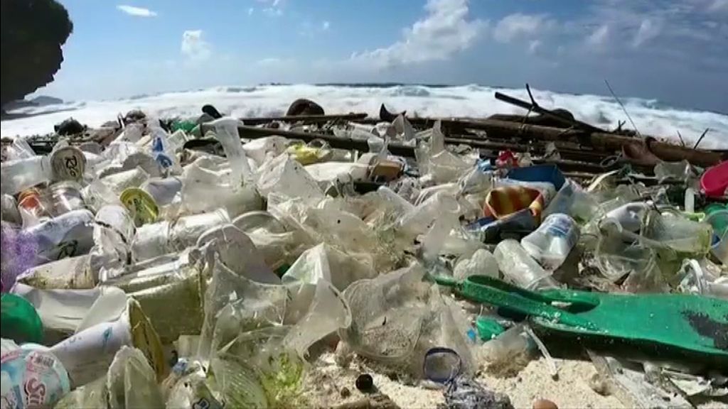Alrededor de 12 millones de toneladas microplásticos van a parar a los océanos cada año