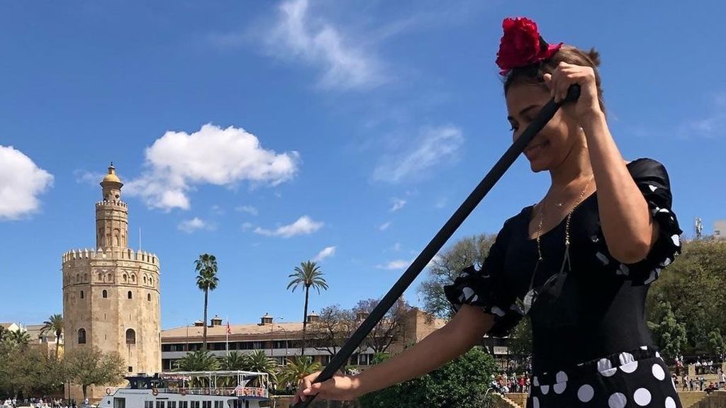 Una mujer vestida de flamenca celebra la 'no Feria' de Sevilla haciendo paddle surf en el Guadalquivir: "¡Olé, qué arte!"