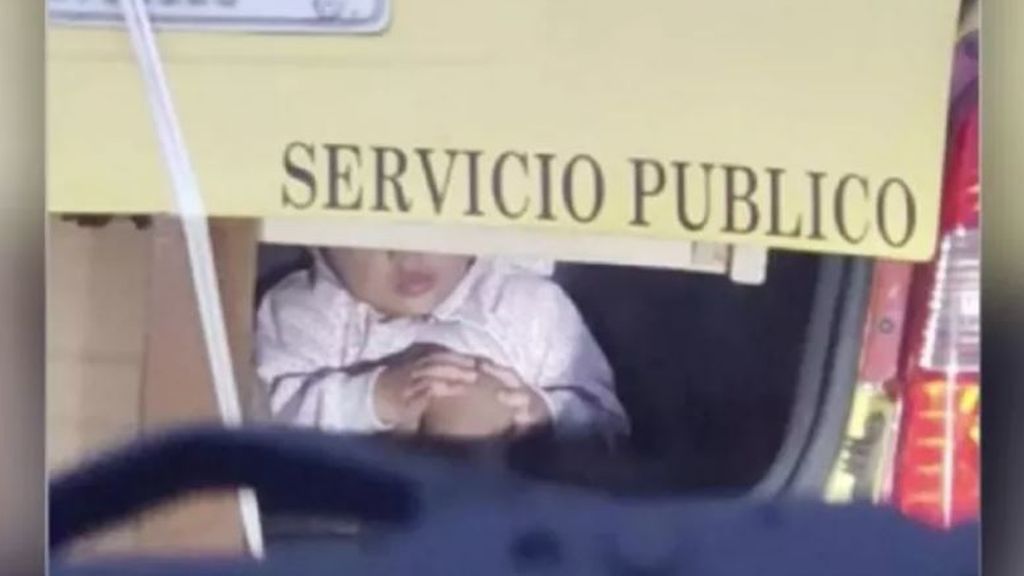 La Red se revoluciona al ver la imagen de un bebé en el maletero de un taxi La Red se revoluciona al ver la imagen de un bebé en el maletero de un taxi