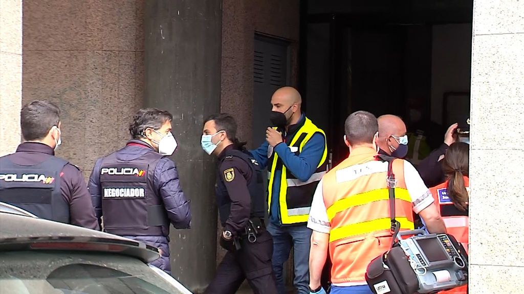 El inspector Carlos Temprano, de espaldas, durante la intervención
