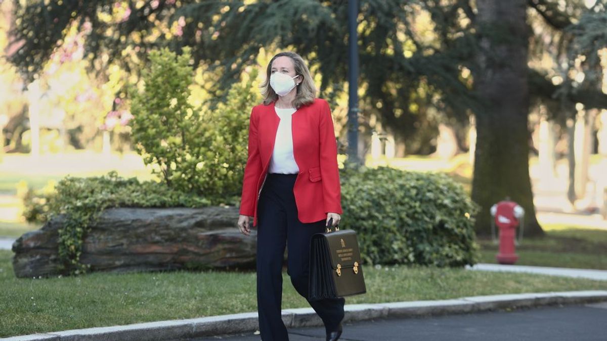 Calviño traslada al Banco de España su preocupación por los ERE y los sueldos de banqueros y le insta a actuar Calviño traslada al Banco de España su preocupación por los ERE y los sueldos de banqueros y le insta a actuar