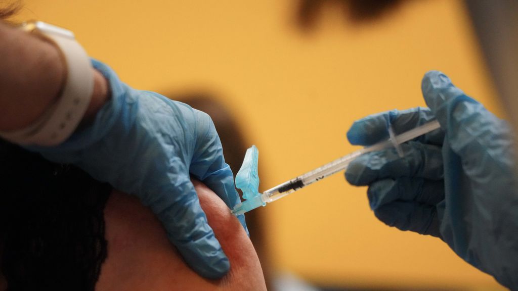 EuropaPress_3618751_persona_recibe_primera_dosis_vacuna_astrazeneca_contra_covid-19_bilbao