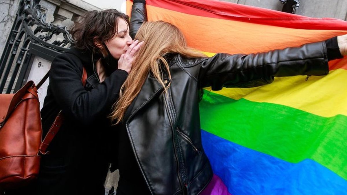 Condenada a seis meses de cárcel por vejar a una pareja de mujeres lesbianas en el metro de Barcelona