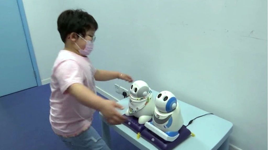 Los robots, como terapia para ayudar a niños con autismo para mejorar sus habilidades sociales