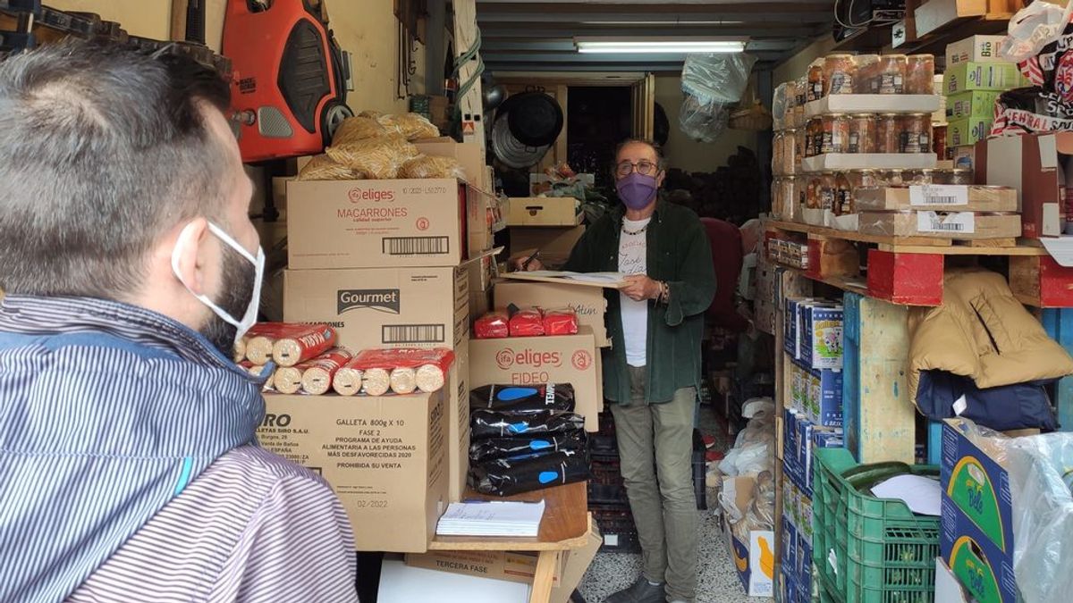 Solidaridad desde su cochera: Un vecino de Albolote reparte comida entre los más perjudicados por la pandemia Solidaridad desde su cochera: Un vecino de Albolote reparte comida entre los más perjudicados por la pandemia