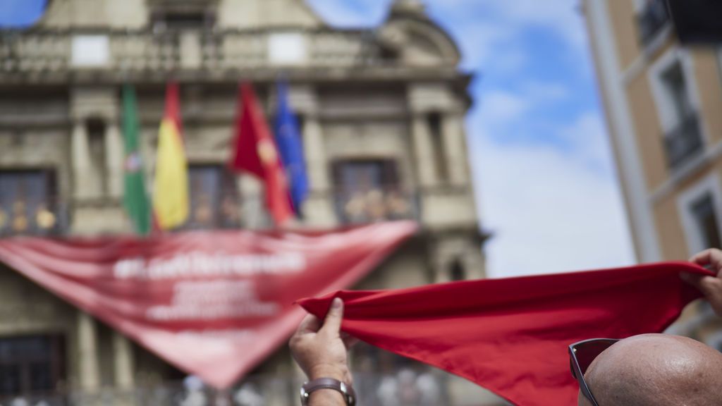 EuropaPress_3223105_hombre_alza_panuelo_rojo_inmediaciones_plaza_consistorio_momento_celebrarse