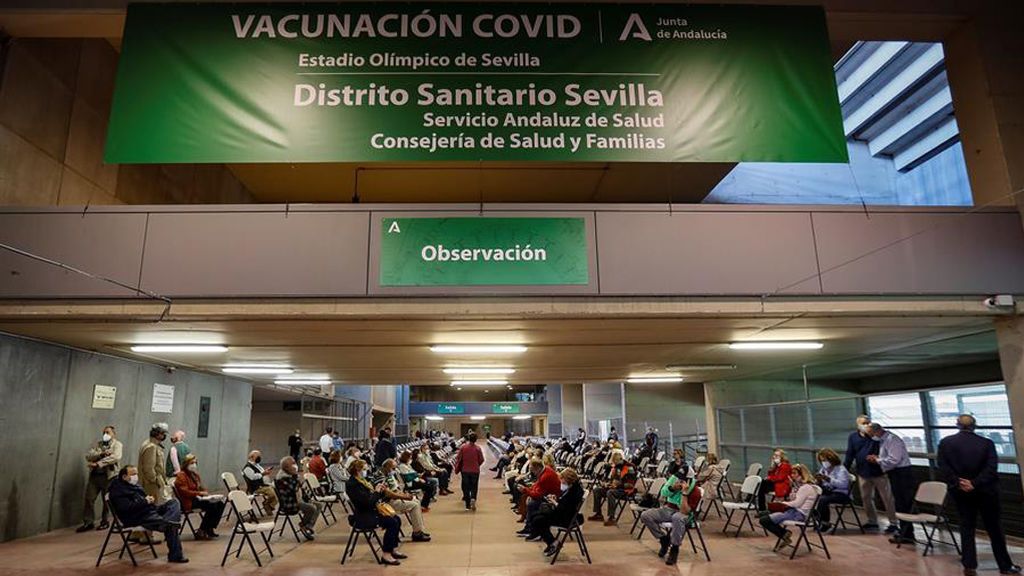 Andalucía se estrena con la macrovacunación en el estadio de La Cartuja