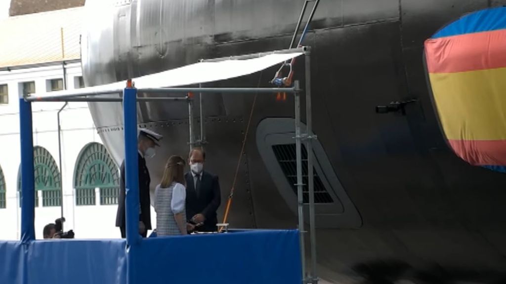 La princesa Leonor y su padre el rey Felipe VI presiden la puesta a flote del nuevo submarino de la Armada
