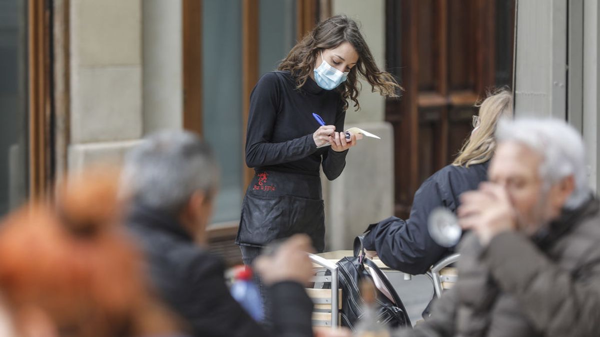 Camarera atiende a clientes en Valencia Camarera atiende a clientes en Valencia