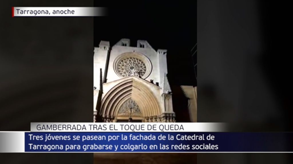 Gamberrada tras el toque de queda: tres jóvenes se pasean por la fachada de la Catedral de Tarragona