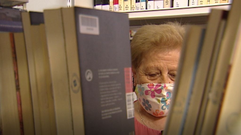 María aprende a leer, su vida era fregar y barrer, pero quiere entender el mundo