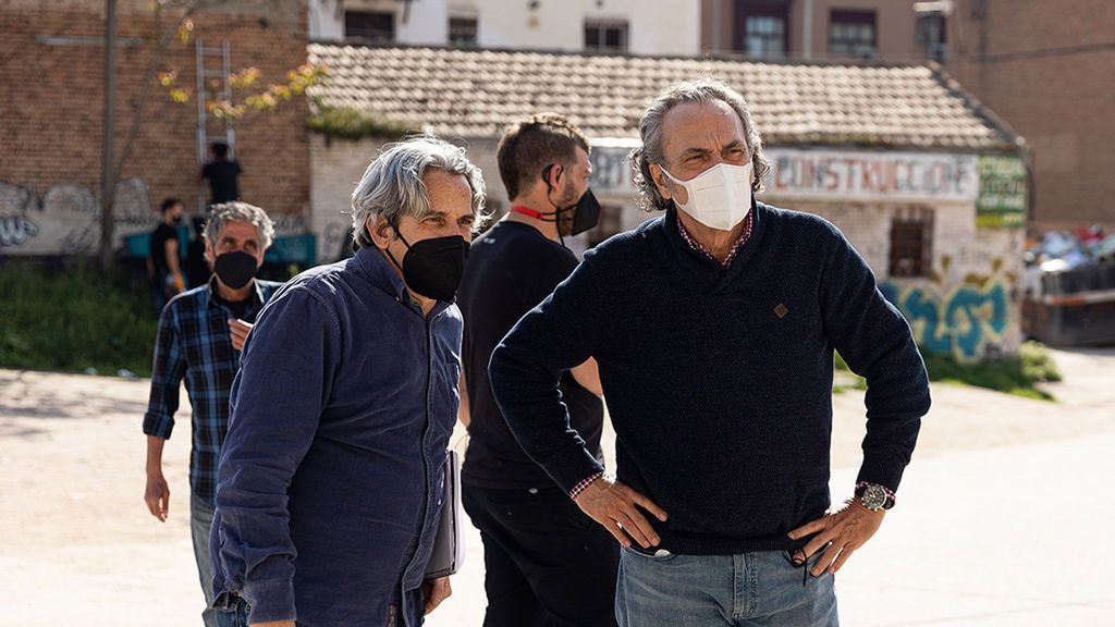 Jose Coronado, con el director Iñaki Mercero, en un ensayo de 'Entrevías'