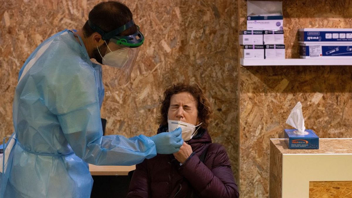 Sanidad registra 95 muertos y los hospitalizados por covid disminuyen a 9.989 Sanidad registra 95 muertos y los hospitalizados por covid disminuyen a 9.989