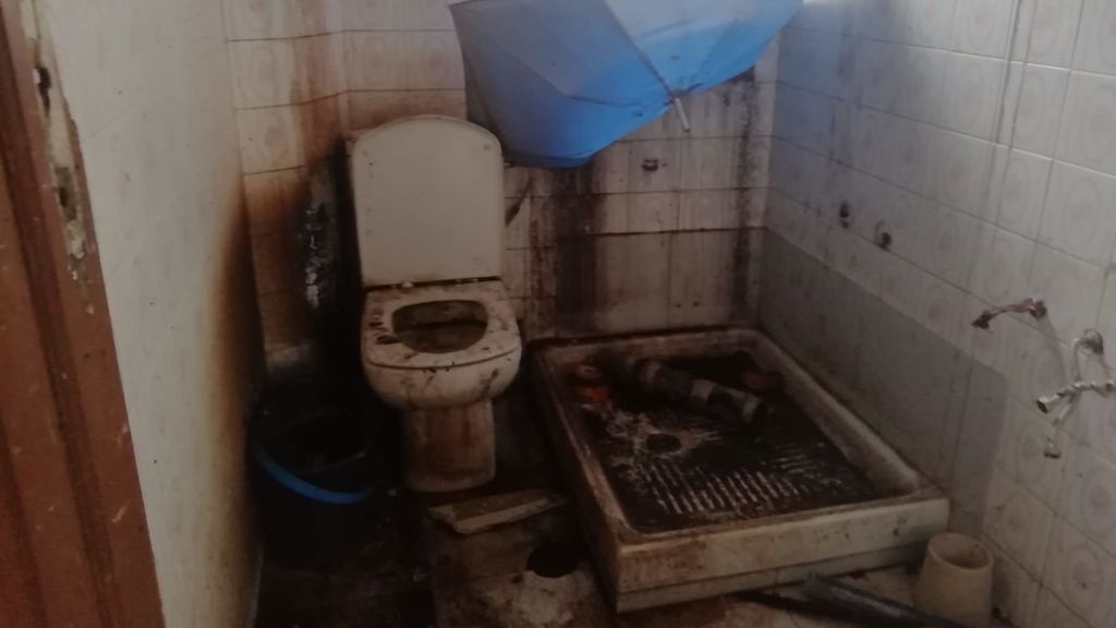 Así dejaron el baño de una de las viviendas