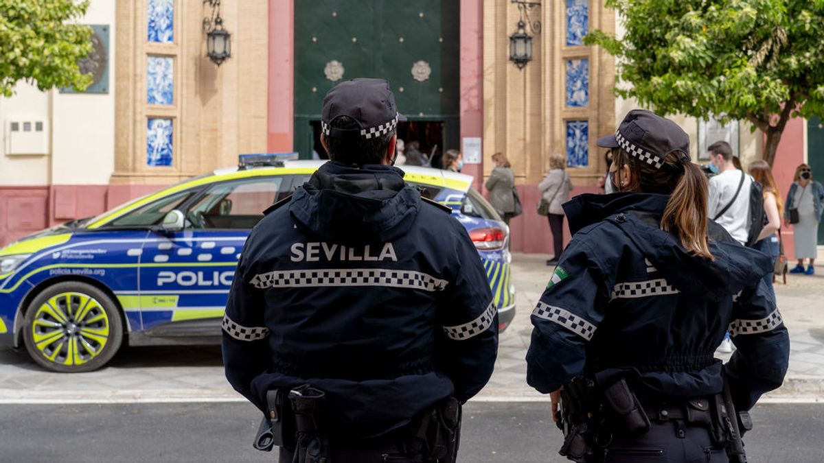 EuropaPress_3622046_dos_policias_ocales_pendientes_cola_basilica_stmo_cristo_expiracion_donde EuropaPress_3622046_dos_policias_ocales_pendientes_cola_basilica_stmo_cristo_expiracion_donde