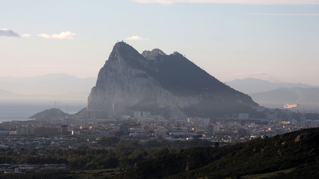 ¿Cómo lo está haciendo el Peñón? Así es la vida en Gibraltar con el 93 % vacunados y sin mascarilla