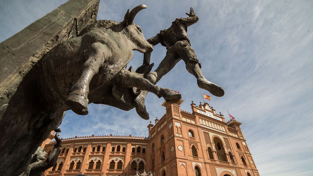 EuropaPress_3035813_varias_personas_caminan_junto_plaza_toros_ventas_donde_encuentra_estatuta