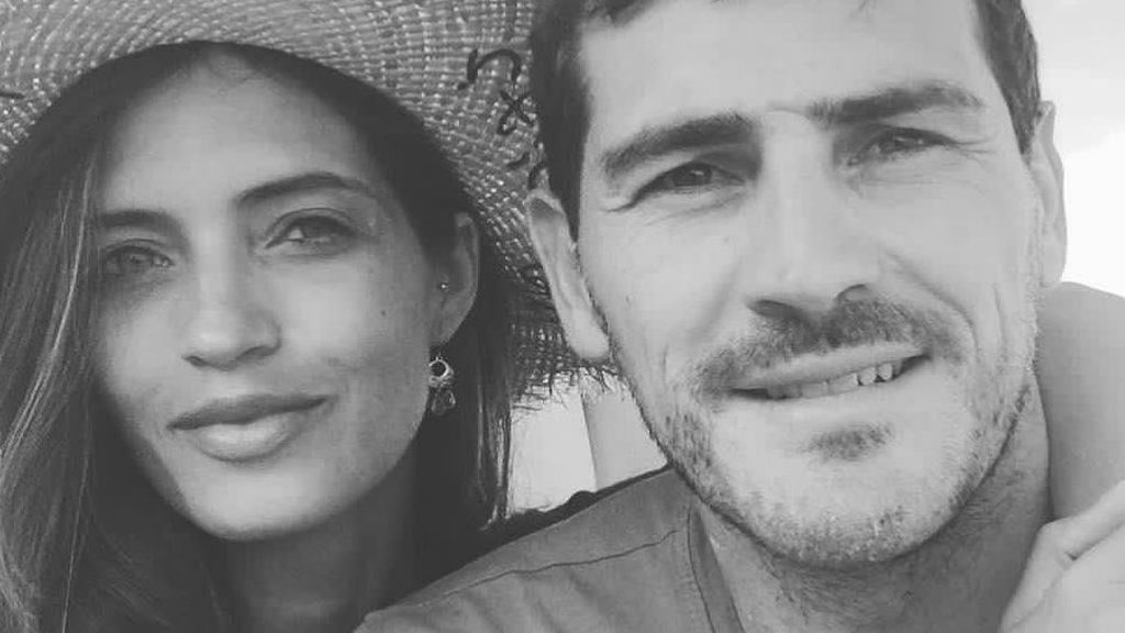 Las risas cómplices de Iker y Sara a cuenta de un estilismo de él: "qué narices estaba pensando para ir así vestido"