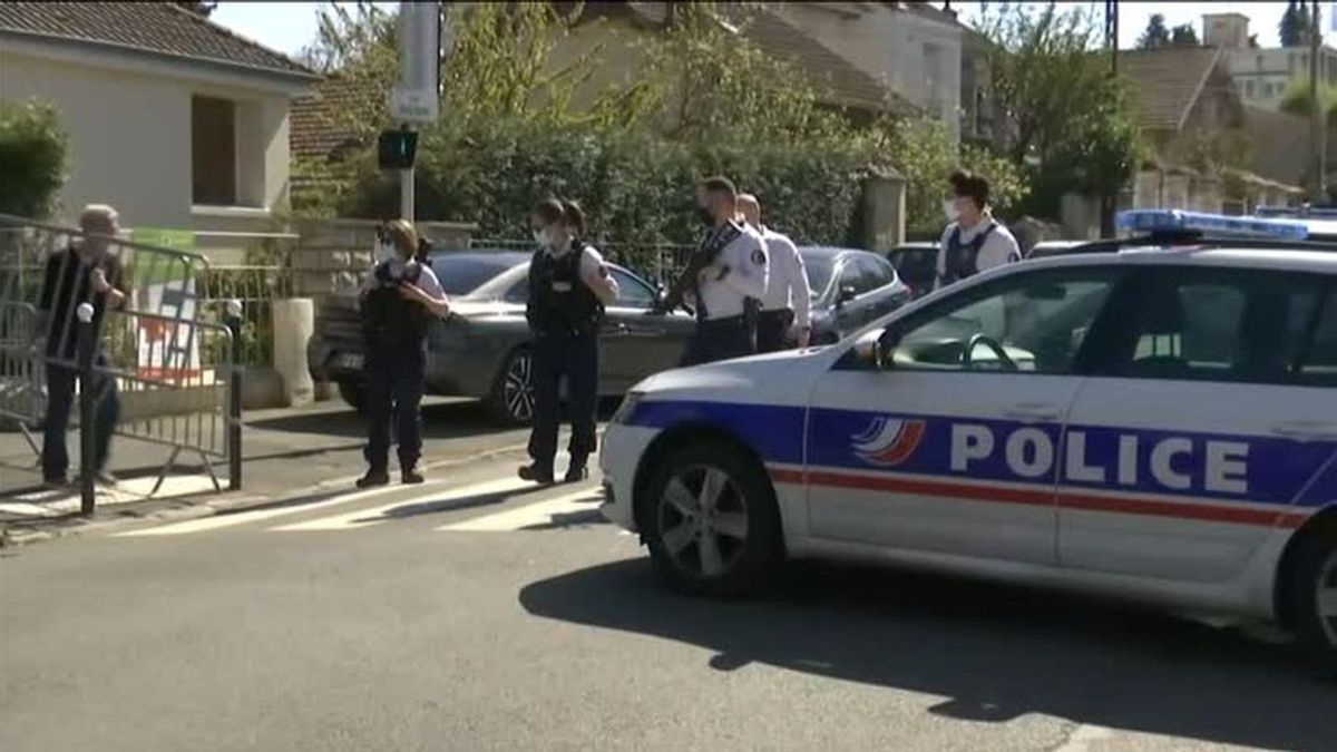 Asesinada a cuchilladas una agente de policía en una comisaria de la localidad francesa de Rambouillet Asesinada a cuchilladas una agente de policía en una comisaria de la localidad francesa de Rambouillet