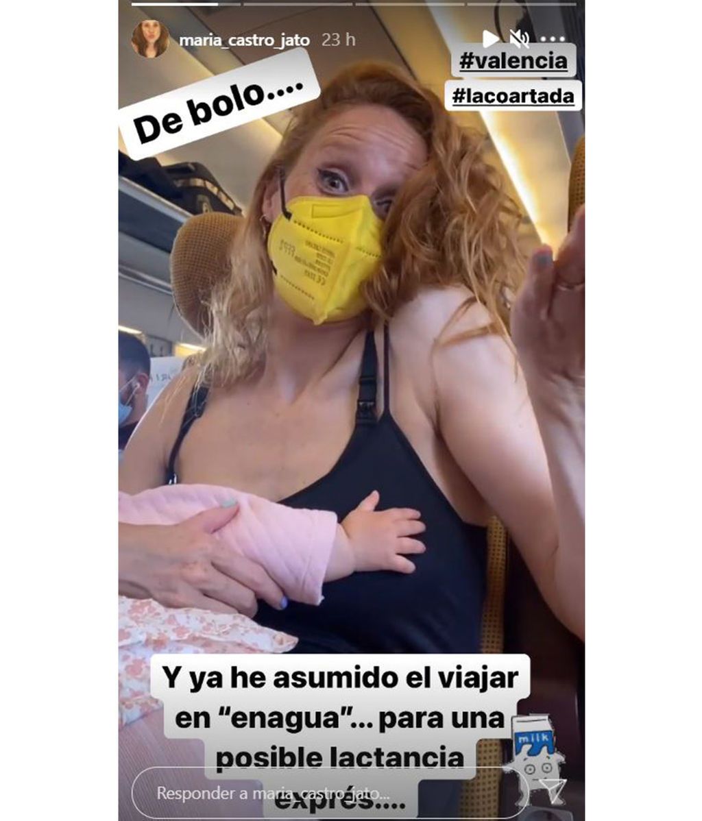 María Castro da el pecho a su hija Olivia en el tren