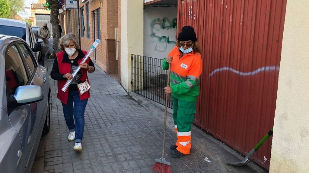 Mujer limpia calle