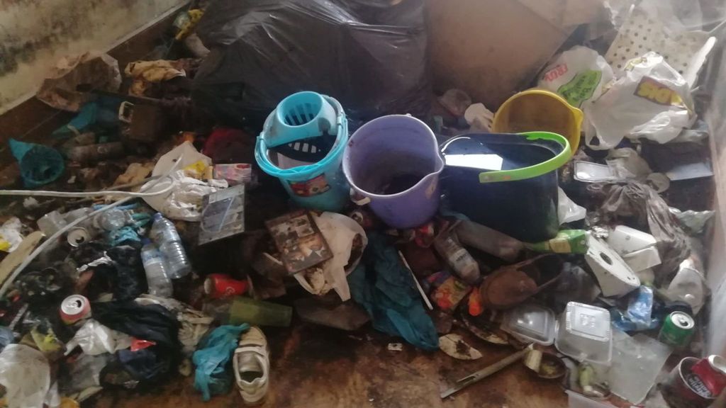 Montañas de desperdicios acumuladas en las estancias de los pisos