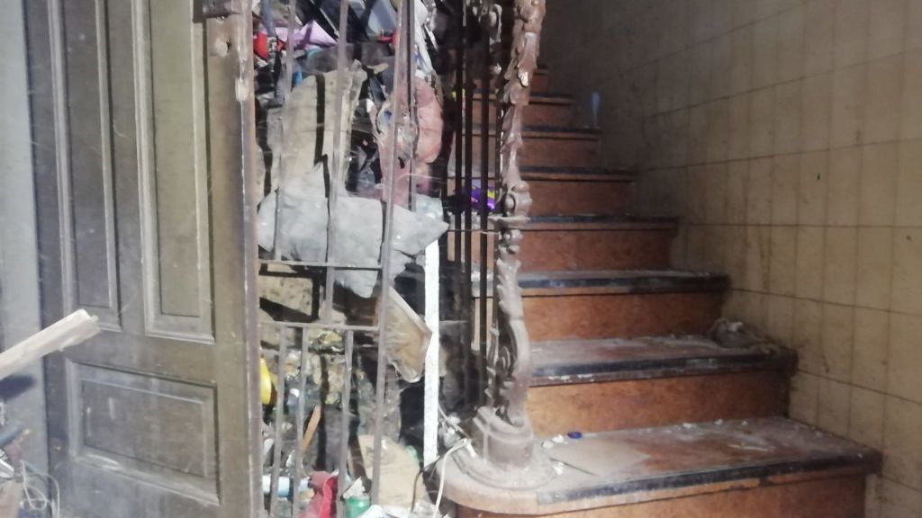 Basura acumulada en el hueco de la escalera