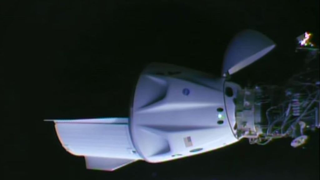 La cápsula 'Endeavour' de SpaceX se acopla con éxito a la Estación Espacial Internacional