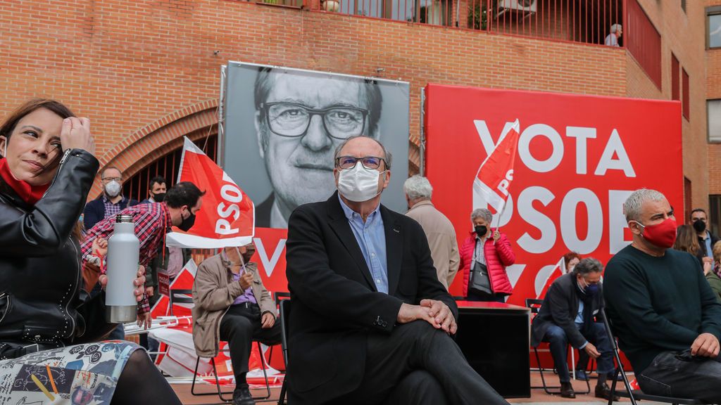 Jorge Javier Vázquez, a la izquierda del candidato del PSOE