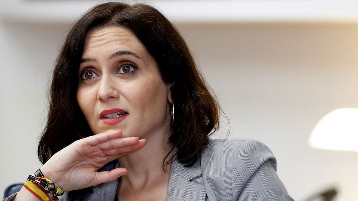 Ayuso aspira a un Gobierno "monocolor" con posibles fichajes de Vox y C's Ayuso aspira a un Gobierno "monocolor" con posibles fichajes de Vox y C's