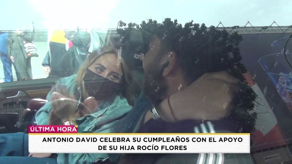 Antonio David recibe el cariño de sus hijos en su cumpleaños