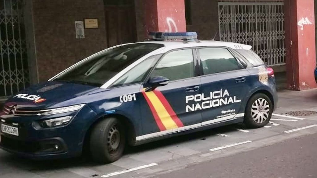 Asisten a dos niñas de 6 y 8 años solas en casa en Tenerife, la madre se fue a la playa con su pareja