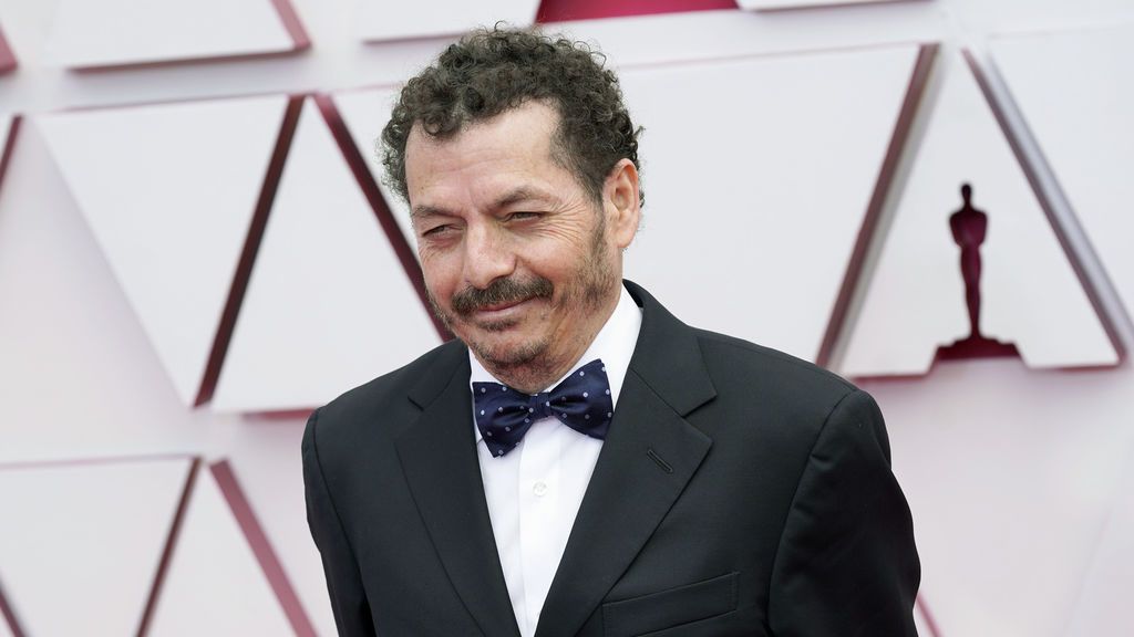 Jaime Baksht desfila en la alfombra roja de Union Station, la estación de autobuses de Los Ángeles, una de las sedes donde tiene lugar la gala de los Premios Oscars 2021