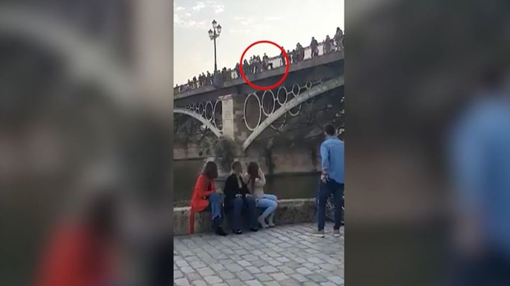 Preocupa el aumento de los botellones: cuatro jóvenes se tiran desde el puente de Triana al Guadalquivir