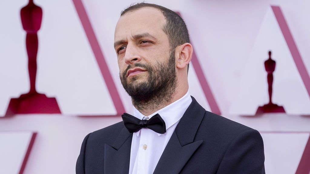 Sacha Ben Harroche desfila en la alfombra roja de Union Station, la estación de autobuses de Los Ángeles, una de las sedes donde tiene lugar la gala de los Premios Oscars 2021