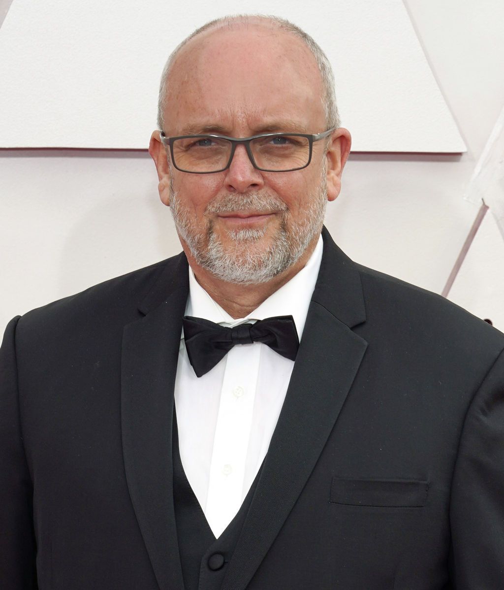 Mark Coulier desfila en la alfombra roja de Union Station, la estación de autobuses de Los Ángeles, una de las sedes donde tiene lugar la gala de los Premios Oscars 2021
