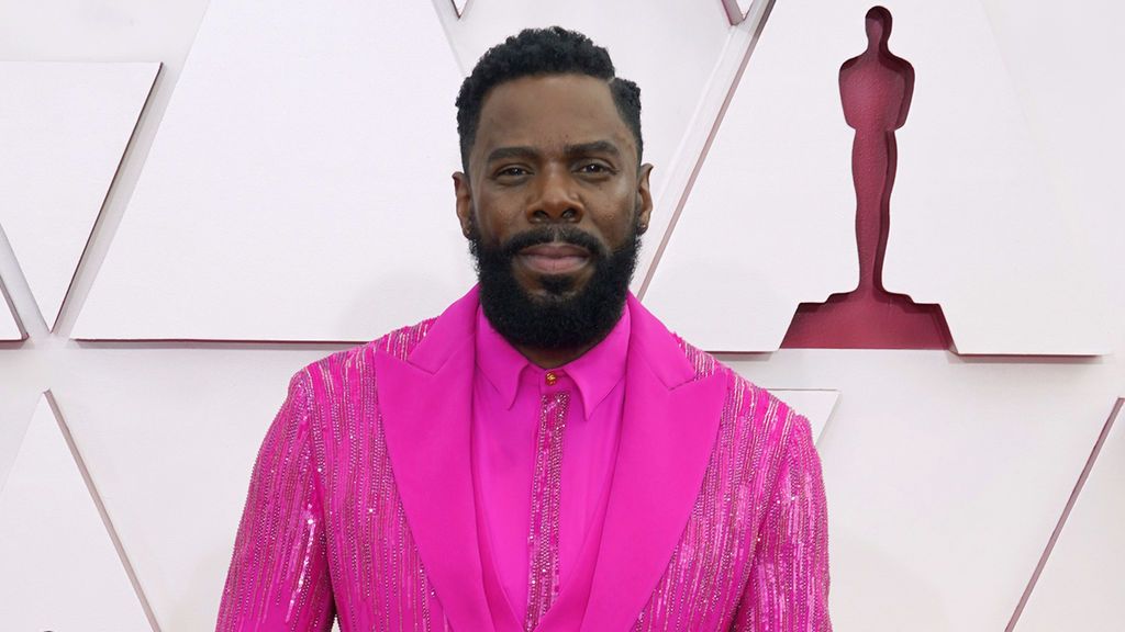 Colman Domingo desfila en la alfombra roja de Union Station, la estación de autobuses de Los Ángeles, una de las sedes donde tiene lugar la gala de los Premios Oscars 2021