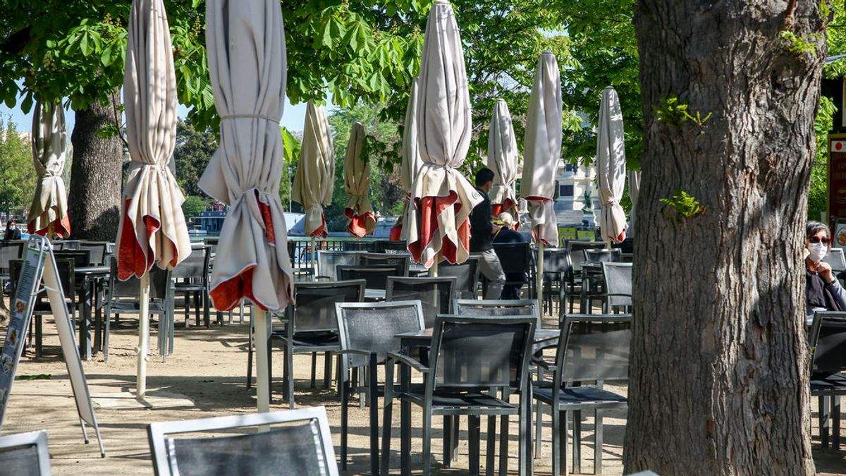 La hostelería factura un 61% menos hasta febrero y recorta un 17% su plantilla, según el INE La hostelería factura un 61% menos hasta febrero y recorta un 17% su plantilla, según el INE