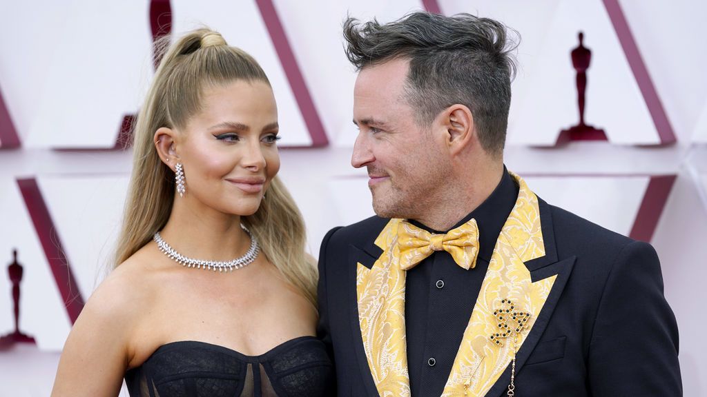 Chelsea Gabrielle Roe y Martin Desmond Roe desfilan en la alfombra roja de Union Station, la estación de autobuses de Los Ángeles, una de las sedes donde tiene lugar la gala de los Premios Oscars 2021
