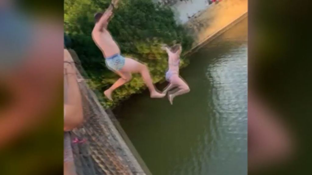 Cuatro jóvenes se tiran desde el puente de Triana al Guadalquivir: han sido denunciados