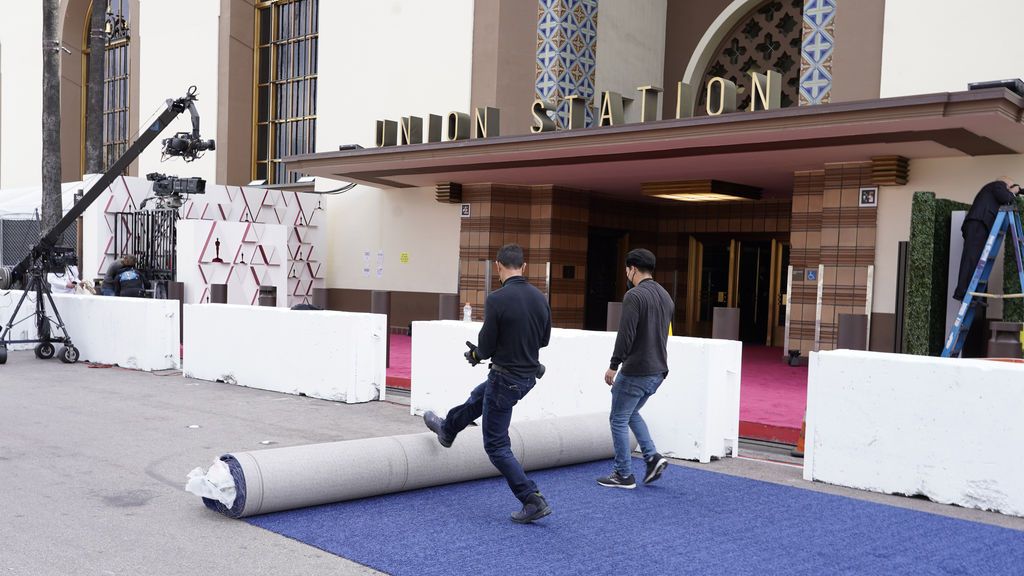 Estiran una alfombra azul en Union Station, la estación de autobuses de Los Ángeles, una de las sedes donde tiene lugar la gala de los Premios Oscars 2021