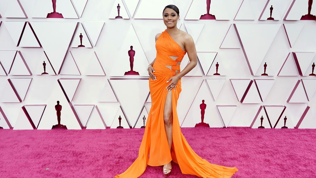 Ariana DeBose desfila en la alfombra roja de Union Station, la estación de autobuses de Los Ángeles, una de las sedes donde tiene lugar la gala de los Premios Oscars 2021