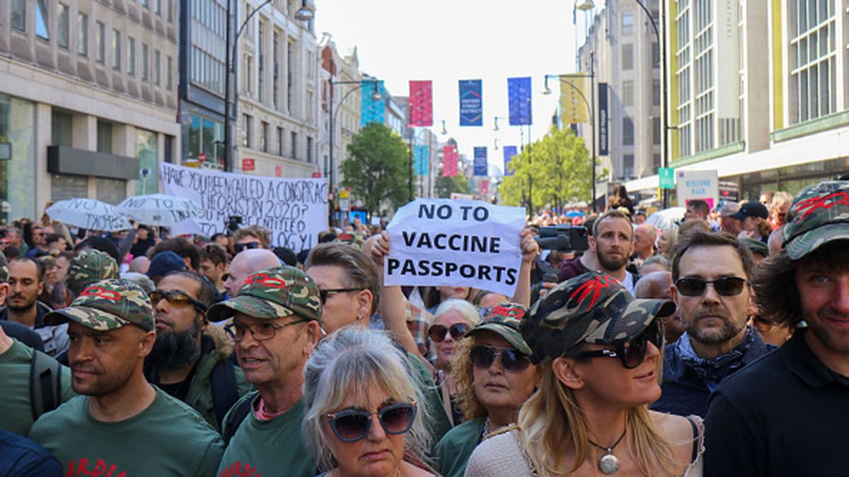 Ocho policías heridos y cinco detenidos en una manifestación contra las restricciones en Londres Ocho policías heridos y cinco detenidos en una manifestación contra las restricciones en Londres