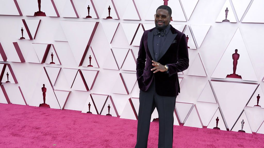 Lil Rel Howery desfila en la alfombra roja de Union Station, , la estación de autobuses de Los Ángeles, una de las sedes donde tiene lugar la gala de los Premios Oscars 2021