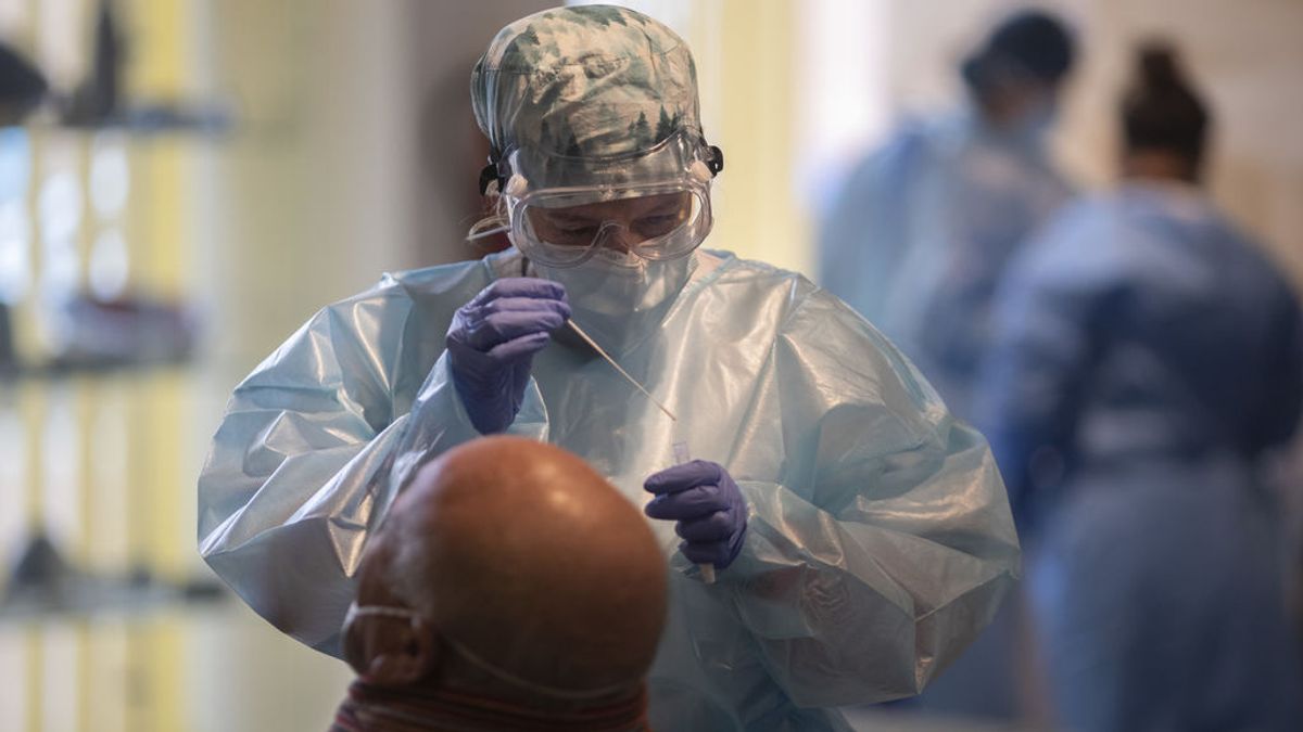 Bajan los contagios y muertes diarias en Madrid pero suben la presión hospitalaria Bajan los contagios y muertes diarias en Madrid pero suben la presión hospitalaria