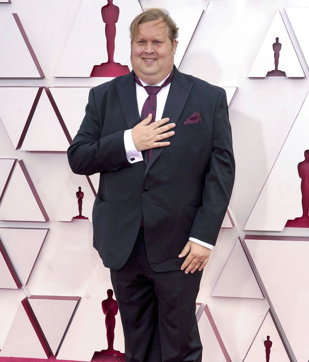 Phillip Bladh desfila en la alfombra roja de Union Station, la estación de autobuses de Los Ángeles, una de las sedes donde tiene lugar la gala de los Premios Oscars 2021