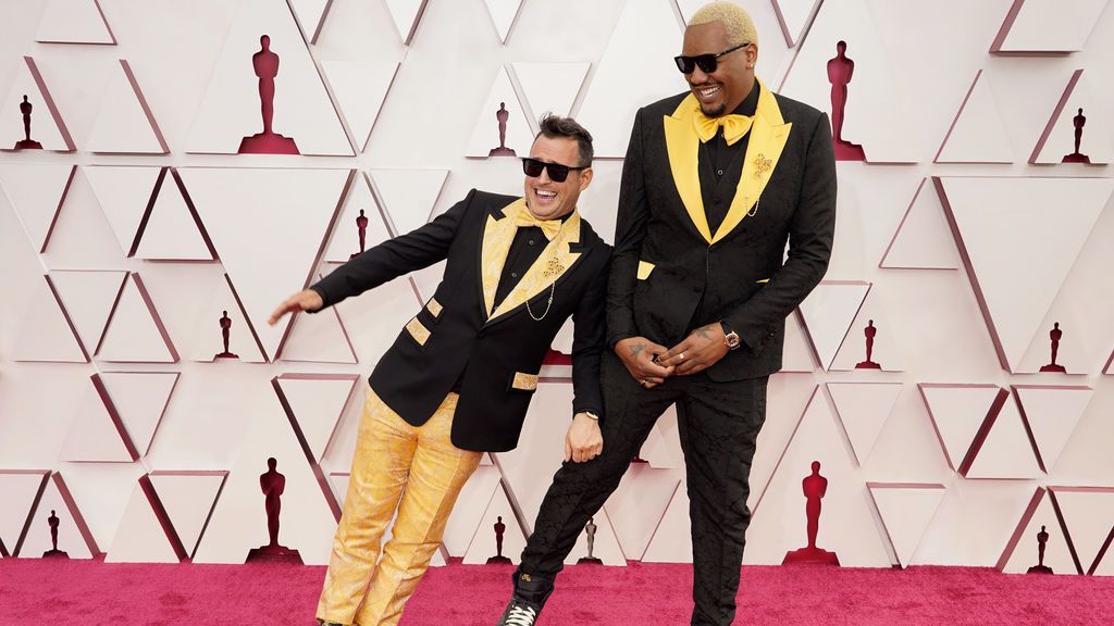 Martin Desmond Roe y Travon Free desfilan en la alfombra roja de Union Station, la estación de autobuses de Los Ángeles, una de las sedes donde tiene lugar la gala de los Premios Oscars 2021
